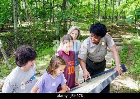 Blue Ridge Parkway Virginia, Appalachian Mountains, Peaks of Otter, Nature Center, Black woman female women, man men maschio, girl girls, youngster, kids childre Foto Stock