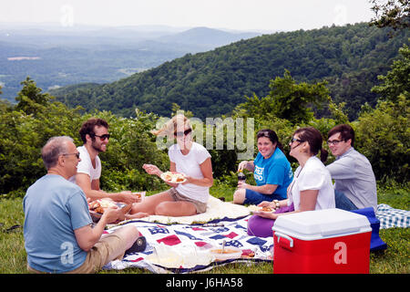 Blue Ridge Parkway Virginia, Appalachian Mountains, Devils backbone Overlook, natura, naturale, paesaggio, uomo uomini maschio, donna donna donna donna, coppia, famiglia famili Foto Stock