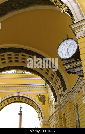 Arco antico orologio tempo data indicazione del tempo di stile all'aperto di costruzione Foto Stock