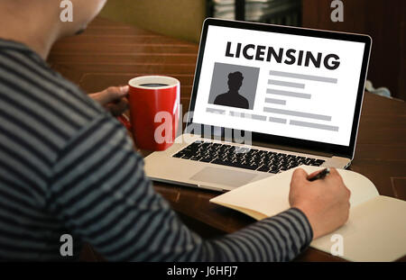 Accordo di licenza di brevetto LICENSING business man mano lavorando sul computer portatile Foto Stock