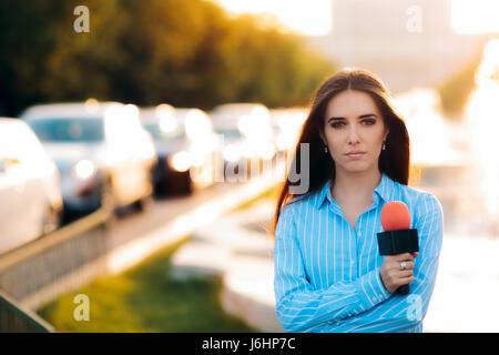 Femmina reporter di notizie sul settore del traffico Foto Stock