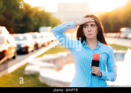 Sorpreso Reporter femmina sul campo nel traffico Foto Stock