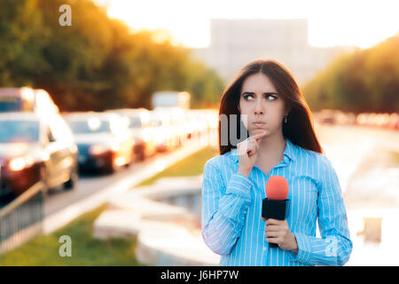 Sorpreso Reporter femmina sul campo nel traffico Foto Stock