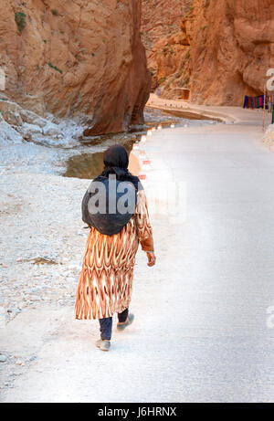 Tinghir, Marocco - Jan 05, 2017: donna marocchina tradizionale dressin va a Todgha Gorge è canyon in montagne Atlas, vicino a Tinghir city Foto Stock