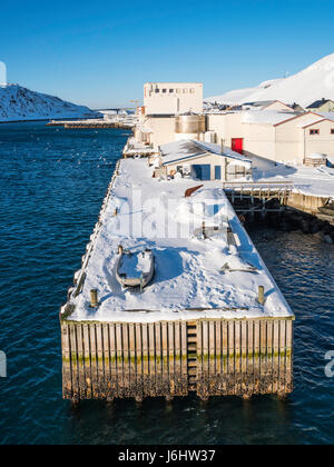Un dock in inverno a Havøysund, il centro amministrativo del Comune Måsøy, Finnmark County, Norvegia settentrionale. Foto Stock