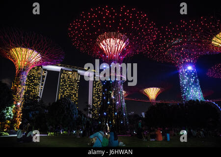 Bella notte tempo presso i giardini dalla baia di Singapore. Foto Stock