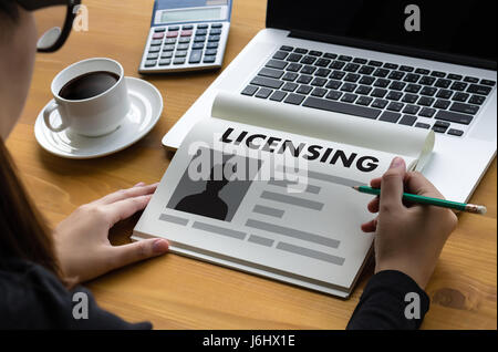 Accordo di licenza di brevetto LICENSING business man mano lavorando sul computer portatile Foto Stock