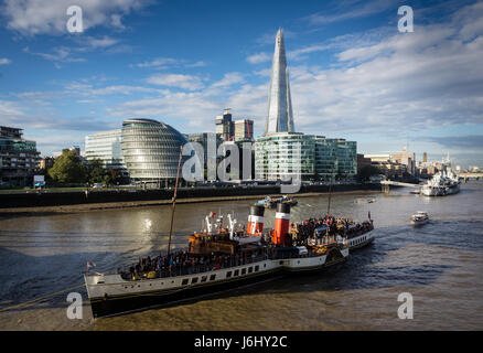 Il Waverley, l'ultimo battello a vapore navigante al mondo che naviga lungo il Tamigi, Londra, Inghilterra, in una luminosa giornata di sole. Foto Stock