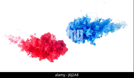 Mix di rosso e blu schizzi di inchiostro su sfondo bianco Foto Stock