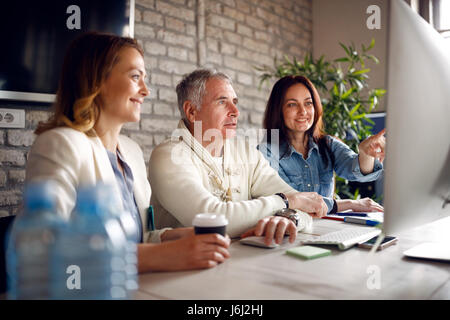 Riunione di brainstorming team - i colleghi spunti di discussione sulla riunione di affari Foto Stock