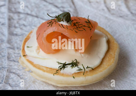 Salmone affumicato con crema di formaggio su un piklet. Foto Stock