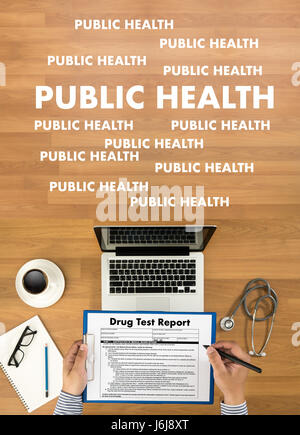 Sanità pubblica medico professionale utilizzare computer e apparecchiature mediche tutto intorno, desktop vista superiore Foto Stock