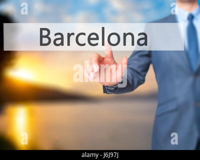 Barcellona - Imprenditore mano premendo il pulsante sul touch screen interfaccia. Business, tecnologia internet concetto. Stock Photo Foto Stock