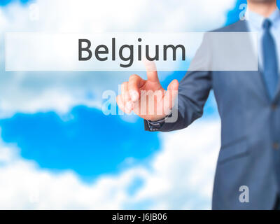 Belgio - Imprenditore mano spingendo il pulsante sul touch screen. Business, tecnologia internet concetto. Immagine di stock Foto Stock