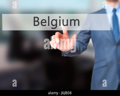 Belgio - Imprenditore mano spingendo il pulsante sul touch screen. Business, tecnologia internet concetto. Immagine di stock Foto Stock