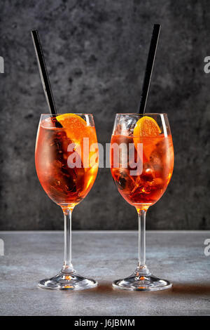 Due bicchieri di aperol spritz cocktail sulla tabella grigia Foto Stock