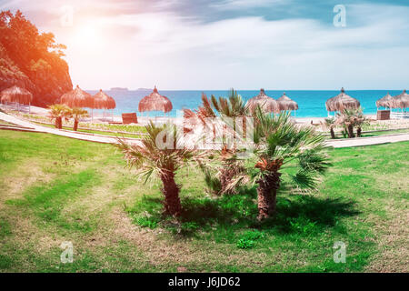 Estate mandrini sulla spiaggia. Vista mozzafiato sul mar Mediterraneo. Legno bianco summerhouses sulla giornata di sole. Cielo blu e nuvole soffici Foto Stock