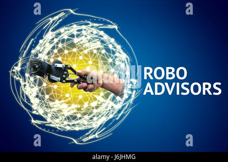 I consulenti di Robo e concetto di investimento , Robot umani e tenendo le mani con handshake , mondo wireframe simbolo , il testo con sfondo blu Foto Stock