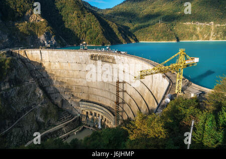 Il Enguri centrale idroelettrica HES. Il serbatoio di Jvari accanto alla diga di Inguri, circondato da montagne, Svaneti superiore, Georgia. Foto Stock