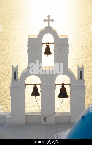 Dettaglio di Agios Theodori campanile al tramonto. Firostefani, Santorini, Grecia Foto Stock