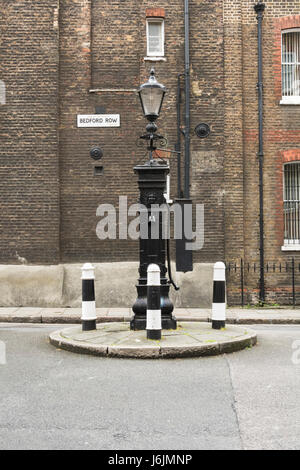 Pompa acqua, Bedford Row in London Borough of Camden, opposta Brownlow Street, Londra WC1R Foto Stock