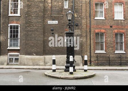 Pompa acqua, Bedford Row in London Borough of Camden, opposta Brownlow Street, Londra WC1R Foto Stock