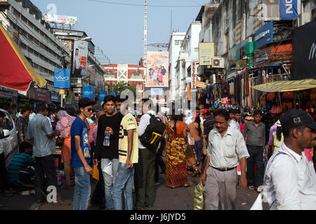 La folla degli acquirenti cluster intorno alle bancarelle del mercato sul marciapiede di Humayun posto, Kolkata - Calcutta - West Bengal India Foto Stock