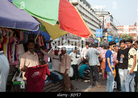 La folla degli acquirenti cluster intorno alle bancarelle del mercato sul marciapiede di Humayun posto, Kolkata - Calcutta - West Bengal India Foto Stock