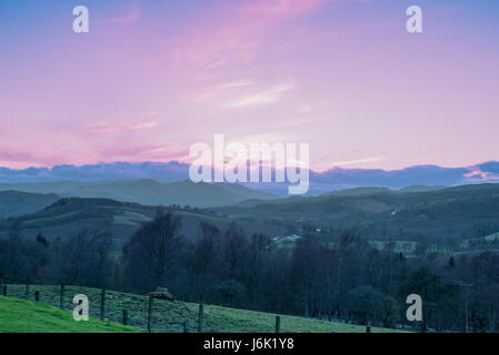 La scena da abbassare Knock Hill che si affacciano sulla gamma della montagna di Ben Chonzie, appena prima del tramonto e il cielo avente un bagliore di rosa. Foto Stock