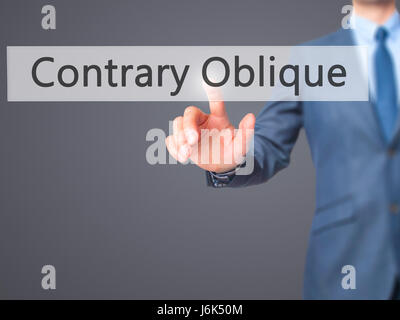 Al contrario - Obliqua - Imprenditore mano premendo il pulsante sul touch screen interfaccia. Business, tecnologia internet concetto. Stock Photo Foto Stock