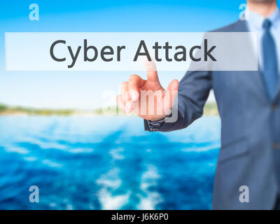 Cyber attacco - Imprenditore mano spingendo il pulsante sul touch screen. Business, tecnologia internet concetto. Immagine di stock Foto Stock