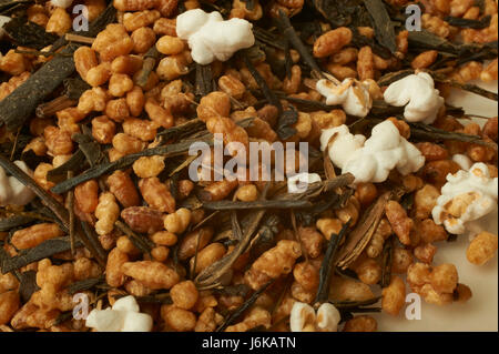 Giapponese Genmaicha tè verde. Riso marrone tè, tè popcorn Foto Stock