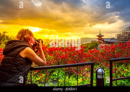 Kiyomizudera fotografo di viaggio Foto Stock