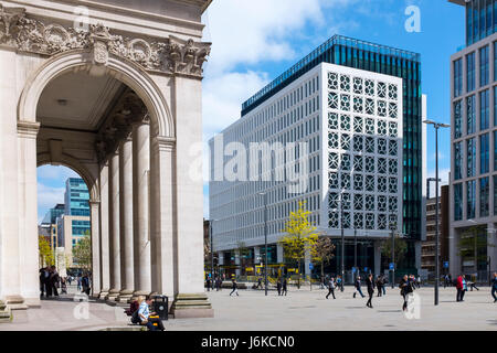 No.2 Piazza San Pietro edificio con dettaglio della Biblioteca centrale a sinistra a Manchester REGNO UNITO Foto Stock
