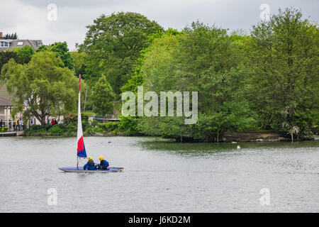 Vista del paesaggio di South Norwood lago dove i bambini possono essere visto pracitcing sport acquatici come la vela Foto Stock