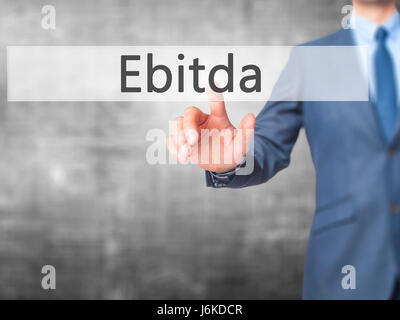 Ebitda - Imprenditore mano premendo il pulsante sul touch screen interfaccia. Business, tecnologia internet concetto. Stock Photo Foto Stock
