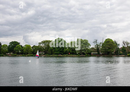 Vista del paesaggio di South Norwood lago dove i bambini possono essere visto pracitcing sport acquatici come la vela Foto Stock