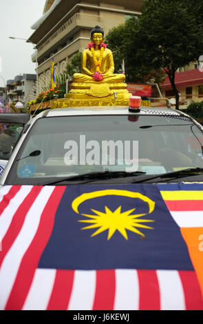 KL, Malesia - 10 Maggio 2017 : statua del Buddha sulla parte superiore di un carrello di prelievo durante il Wesak day celebrazione a Mattonaia Maha Vihara buddhish tempio. Foto Stock