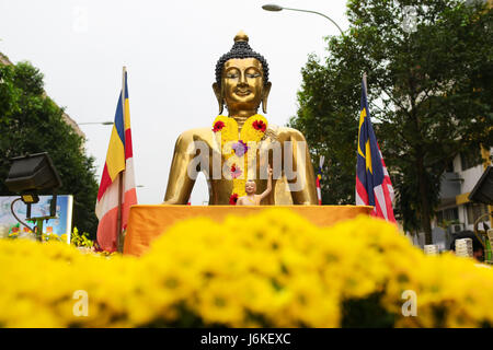 Un grande golden statua del Buddha in un giorno Wesak processione galleggianti a Mattonaia Maha Vihara tempio buddhish, KL Malaysia. Foto Stock