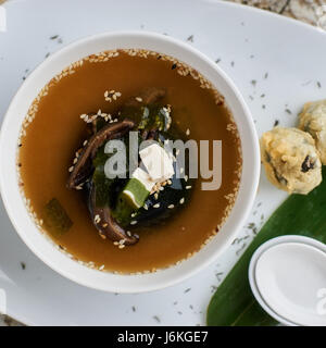 Zuppa di miso con funghi shiitake Foto Stock