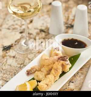 Hot croccante tempura di gamberi con salsa Foto Stock