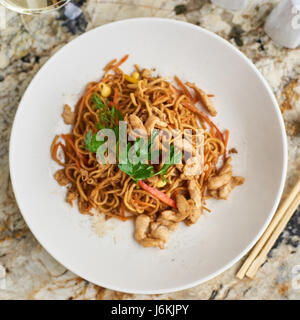 Sottile pasta con le fette di pollo Foto Stock