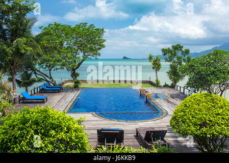 Bella piscina a Koh Chang island in Thailandia Foto Stock