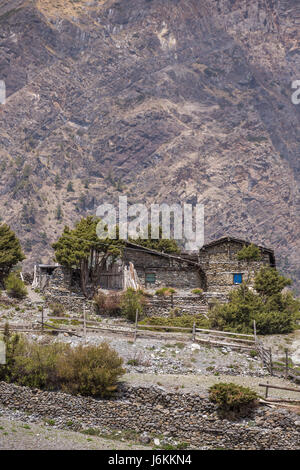 Tradizionali edifici in pietra nel villaggio di Muktinath in Mustang Superiore area, Nepal Foto Stock