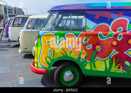 Alla spiaggia di Scheveningen, Paesi Bassi - 21 Maggio 2017: VW kombi camper wagens a raffreddato ad aria classic car show Foto Stock