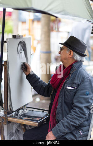 Parigi, Francia - 12 Maggio 2017: un artista pittura su Place du Tertre nel quartiere di Montmartre in Parigi Foto Stock