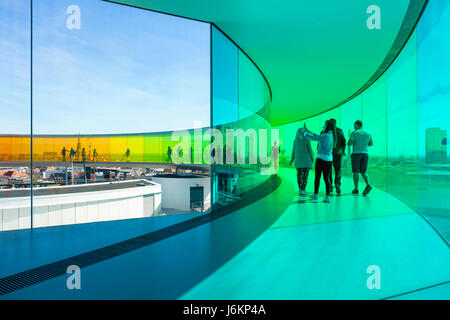 I visitatori all'interno dell'installazione "Il panorama arcobaleno" da Danish-Icelandic artista Olafur Eliasson sulla sommità del museo di arte a Aarhus, Danimarca. Foto Stock