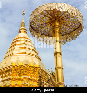 Golden chedi (stupa) e ombrello in Wat Phra That Doi Suthep Temple, Chiang Mai, Thailandia Foto Stock