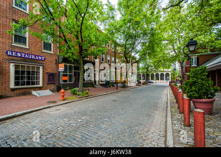 Edifici in mattoni e strada di ciottoli a casa di testa quadrata, nella società Hill, Philadelphia, Pennsylvania. Foto Stock