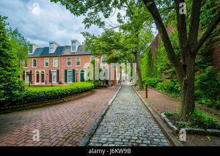 Strada di ciottoli e case nella società Hill, Philadelphia, Pennsylvania. Foto Stock